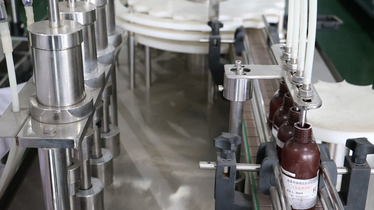 Qapağının möhürlənməsi və ulduz təkəri işlədən 500ml dəyirmi şüşə doldurma maşın